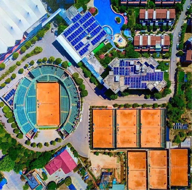 在云南安宁，泡完温泉，再体验一下法网红土网球场