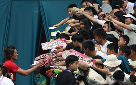 9月28日，张之臻在赛后为观众签名。新华社记者 孟晨光 摄